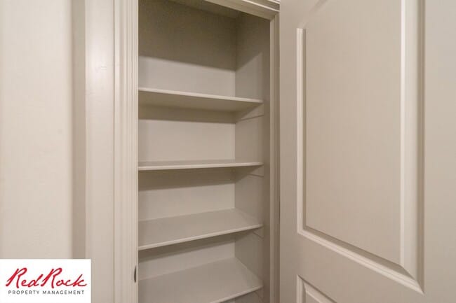 Building Photo - 3 Bedroom Townhome in Buena Vista Community