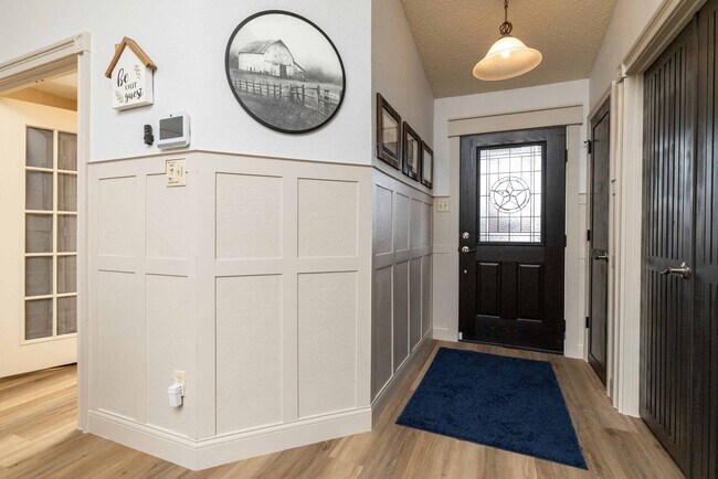 Building Photo - 8467 Willow Creek Dr