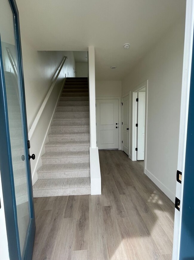 Building Photo - 4 Bed/3.5 Bath, 2-Car Garage