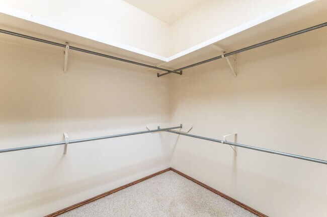 Building Photo - Beautiful spacious 3 bedroom home with a p...