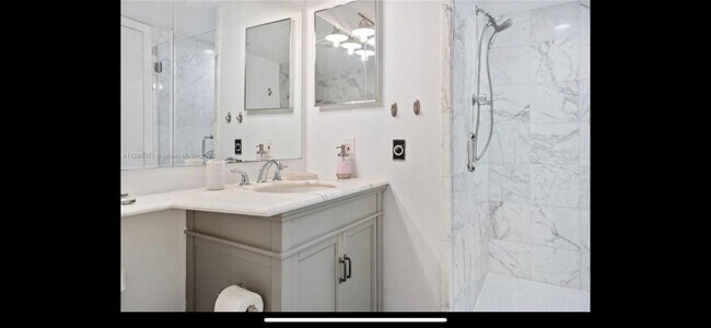 Building Photo - 400 S Pointe Dr
