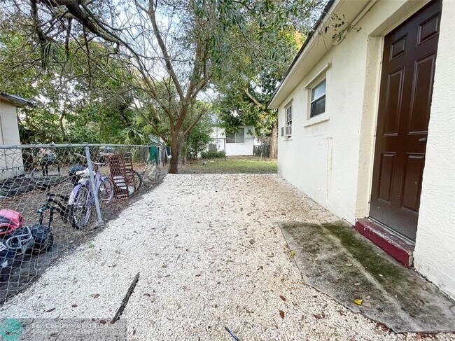 Building Photo - 1717 NW 8th Pl
