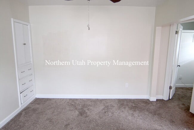 Building Photo - 1 Bed 1 Bath Lower Unit