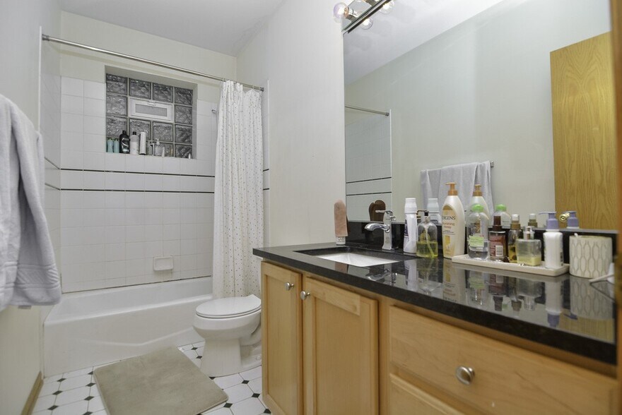 Building Photo - 3117 N Damen Ave