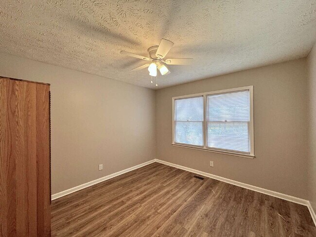 Building Photo - Beautiful Three Bedroom Home!
