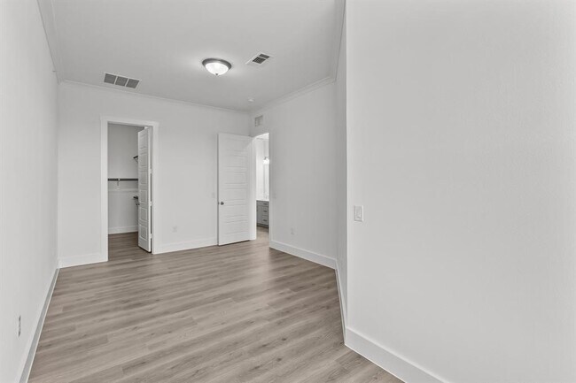 Building Photo - 1664 Hillside Terrace