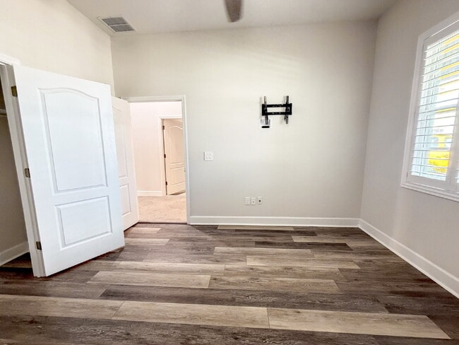 Building Photo - Elegant  2 bed, 2 bath Villa in BridgeWate...