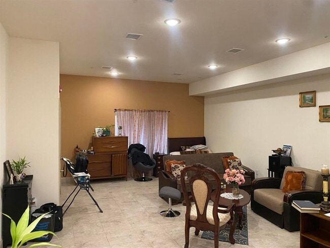 Building Photo - 258 Broadway