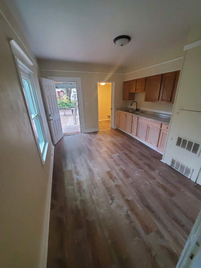 Building Photo - "2-Bedroom Duplex Home in Louisville with ...