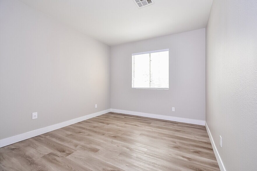 Building Photo - 9324 Mountain Range Ave