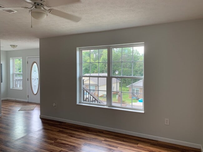 Building Photo - Charming Home in a Great Neighborhood
