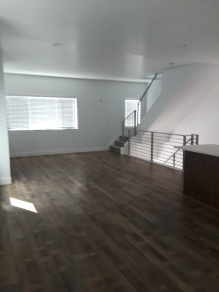 Building Photo - 2179 525 W