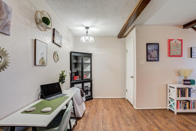 Building Photo - 8633 Knoxville Dr
