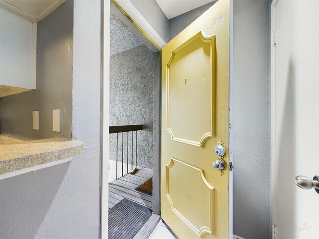 Building Photo - 806 W 24th St