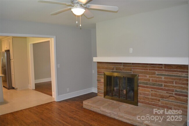 Building Photo - 3313 Woodwardia Dr