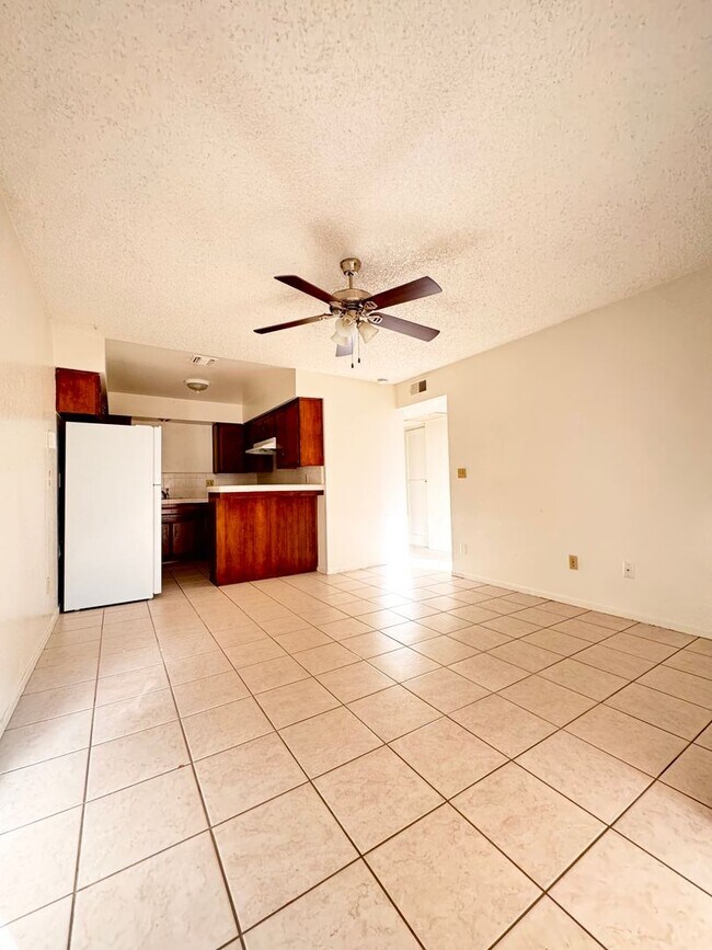 Building Photo - 7900 N Laurelglen Blvd