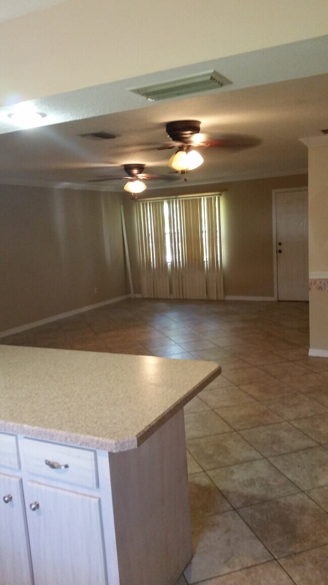 Building Photo - 3 Bed / 2 Bath Home in Venice - Rent with ...