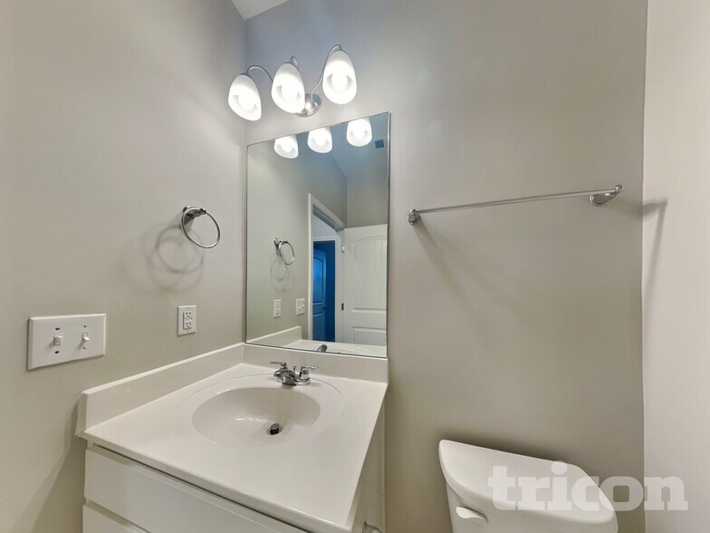 Building Photo - 832 Foxdale Dr