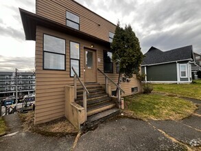Building Photo - 4 bedroom 2 bath unit close to downtown an...