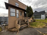 Building Photo - 4 bedroom 2 bath unit close to downtown an...