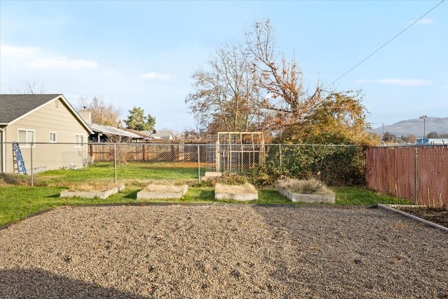 Building Photo - 106 N Buchanan Ave