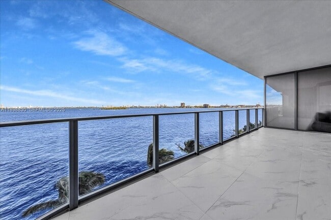 Building Photo - 700 NE 24th St