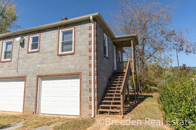 Building Photo - 102 Brittain Dr