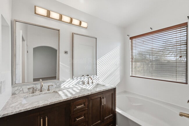 Building Photo - 7159 S Providence Dr