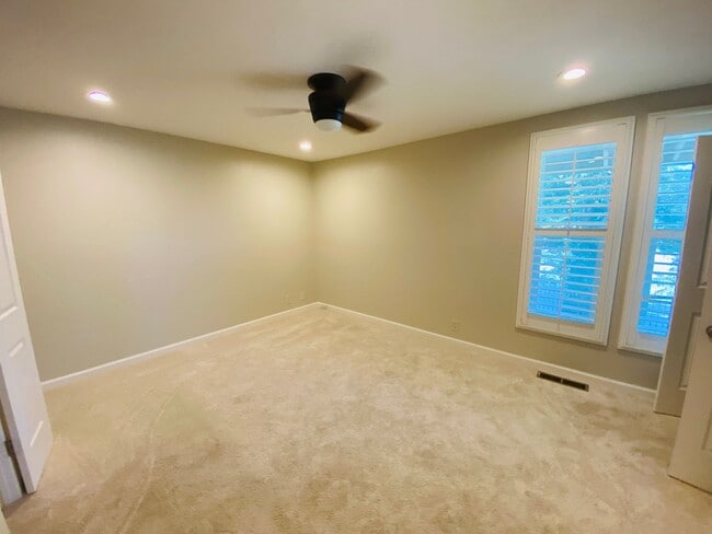 Building Photo - 1104 Roundtree Ct