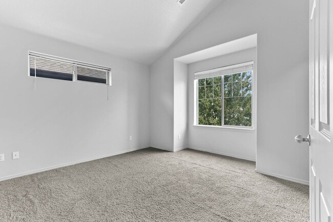Building Photo - Available NOW Hillsboro End Unit Townhome Minutes to Intel Jones Farm, Costco, Parks 1 Small Pet OK