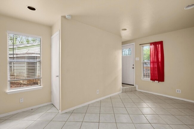 Building Photo - 3302 Hemlock Ave
