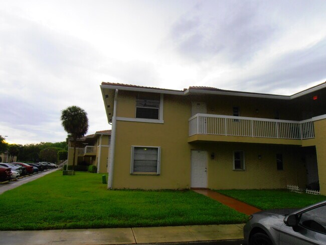 Building Photo - 877 Twin Lakes Dr