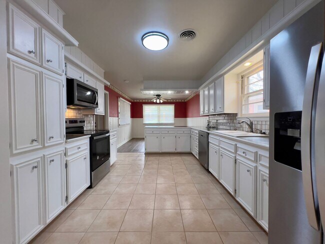 Building Photo - Stunning Large 3 Bedroom Home!
