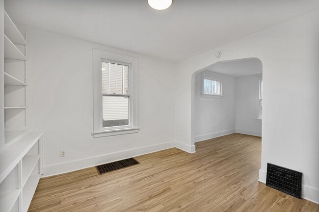 Building Photo - NEW UPDATED 2 BEDROOM HOME!