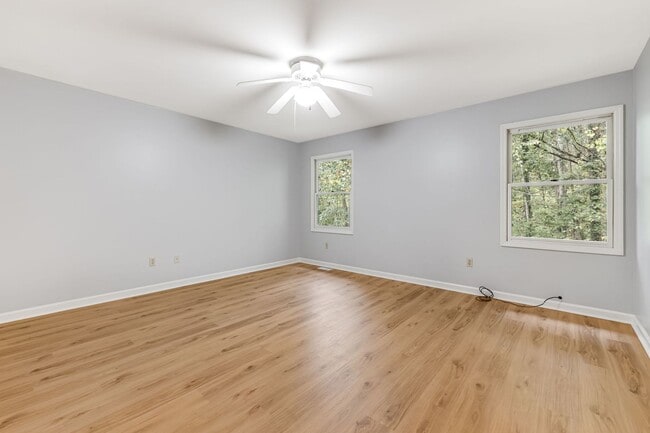 Building Photo - Bright 2-Bedroom Townhouse with Garage & Pool on Tunnel Road