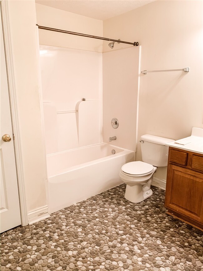 Building Photo - 545 Genrose Dr