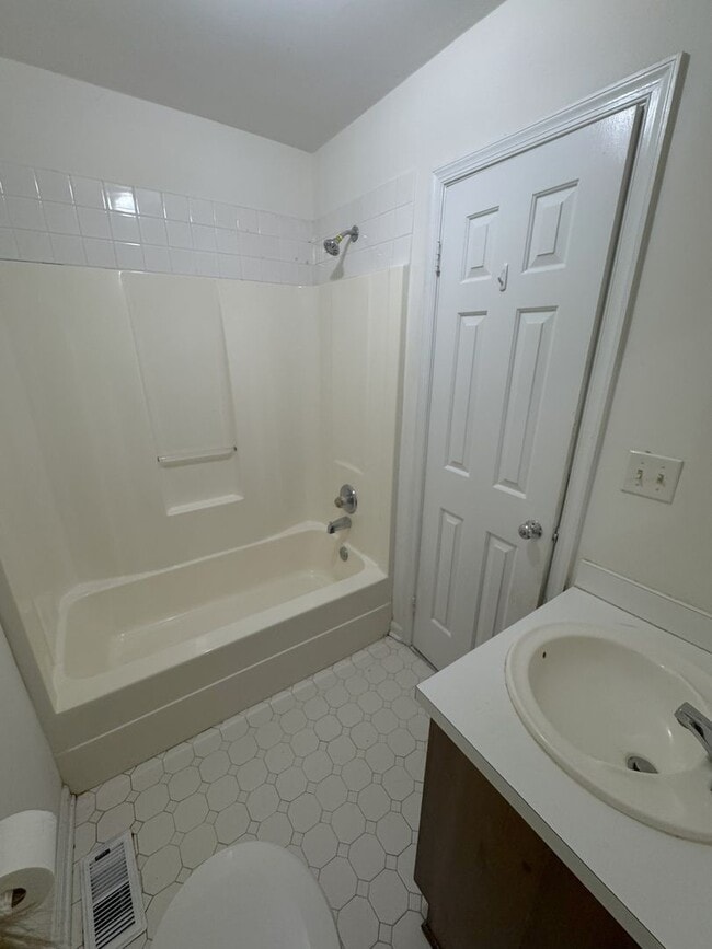 Building Photo - Charming 2 Bedroom in Churchland