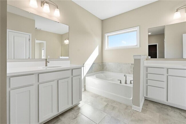 Building Photo - 156 Round Pond Dr