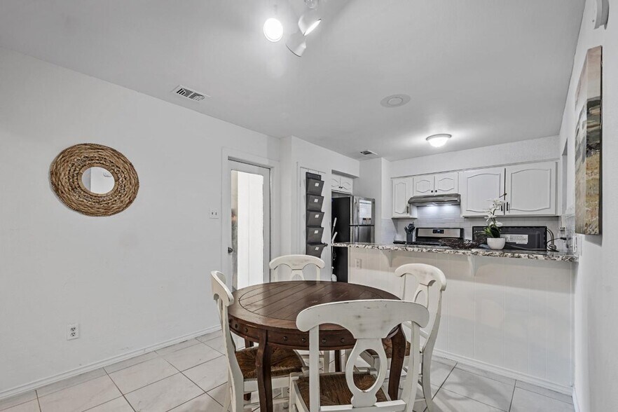 Building Photo - 1009 High Point Rd