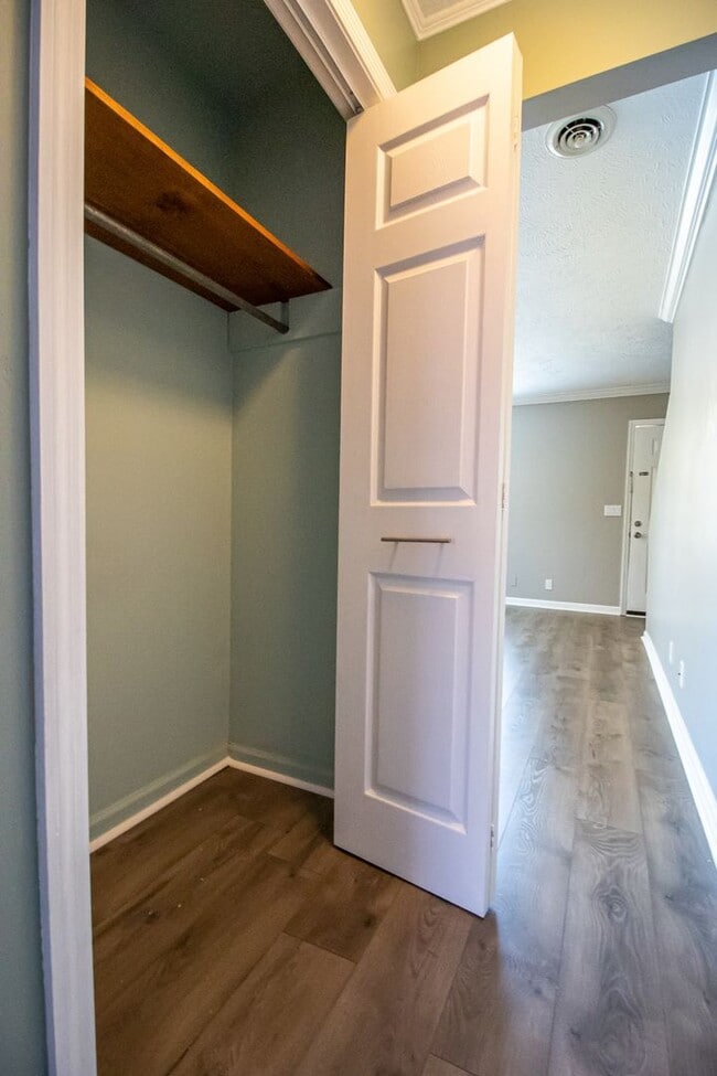 Building Photo - 221 Timberway Dr
