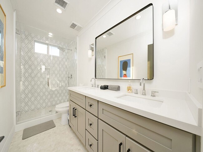 Building Photo - Luxe 5+4.5 w/detached studio, downstairs e...