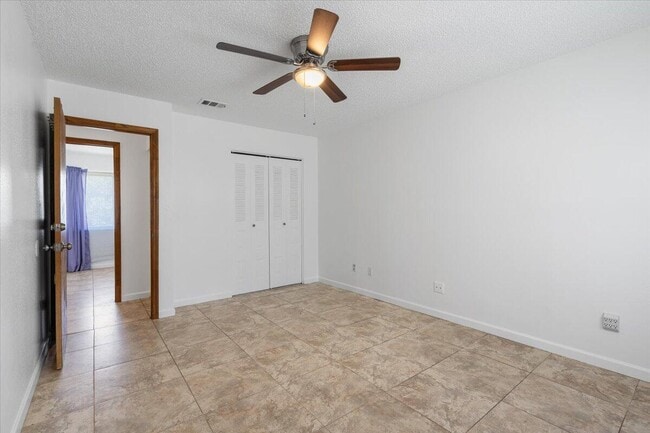 Building Photo - 1433 SE North Balcourt Ct