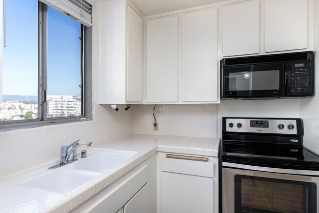 Building Photo - 10747 Wilshire Blvd