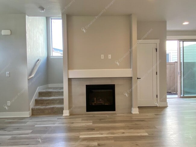 Building Photo - Newer 3BR - 2.5BA Home a Sought-After Redm...