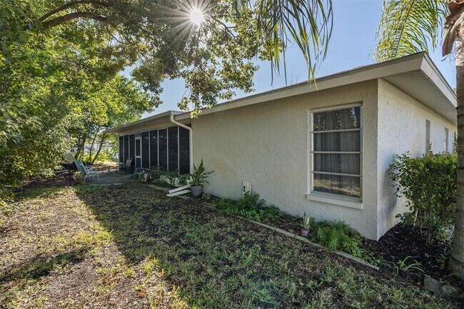 Building Photo - 8015 San Fernando Dr