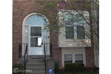 Building Photo - Spacious townhouse, walk to METRO, pool, parking, all you could want!