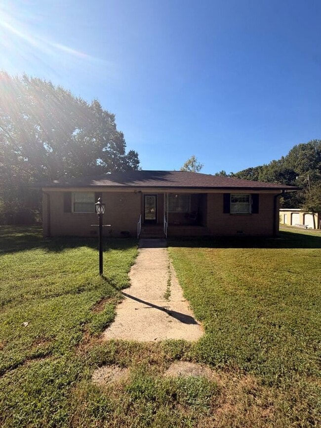Building Photo - Home on 2.5 Acres in laurens!!