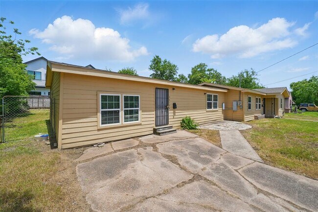 Building Photo - 3615 Seabrook St