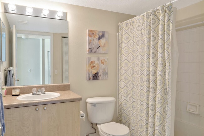 Building Photo - 723 Villa Cir