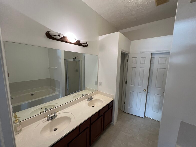 Building Photo - 3148 Benwick Dr